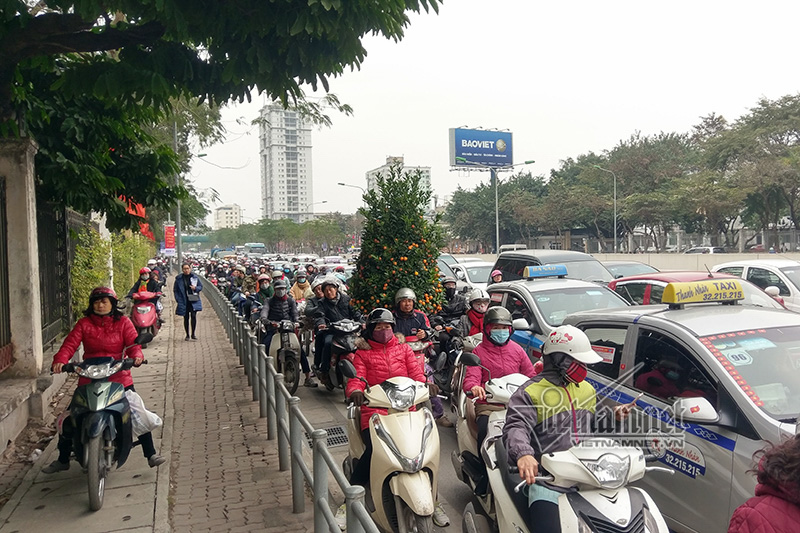 Tắc khủng khiếp giữa trưa từ ngõ ra đường lớn Hà Nội